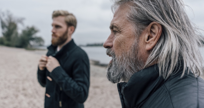 En gammel mann og en ung mann på en strand