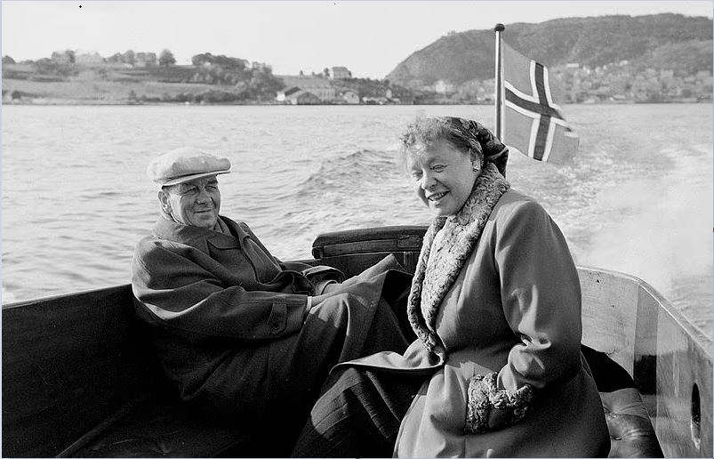 Ottar og Bjørg Devold ombord mahognybåten Sylfiden
