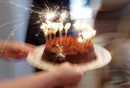 bullmarket bursdag fire år med oppgangstider illustrert med kake og lys