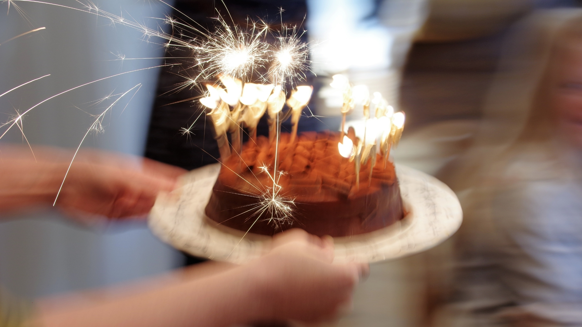 bullmarket bursdag fire år med oppgangstider illustrert med kake og lys