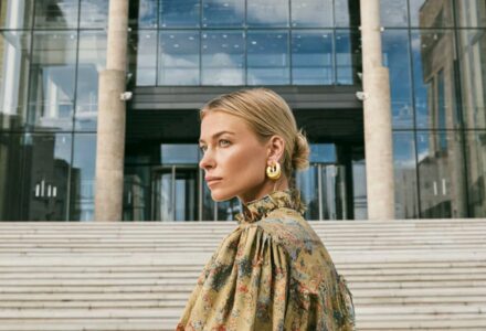 Kvinne foran tinghus varsom med KI feil ved jus regler