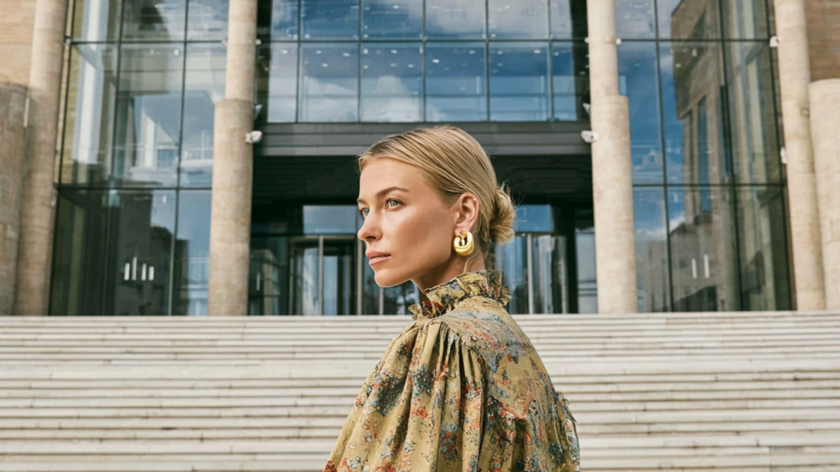 Kvinne foran tinghus varsom med KI feil ved jus regler