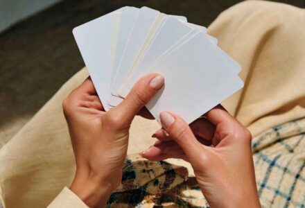 vanskelig fremtid porteføljen hånd med usynlige kort