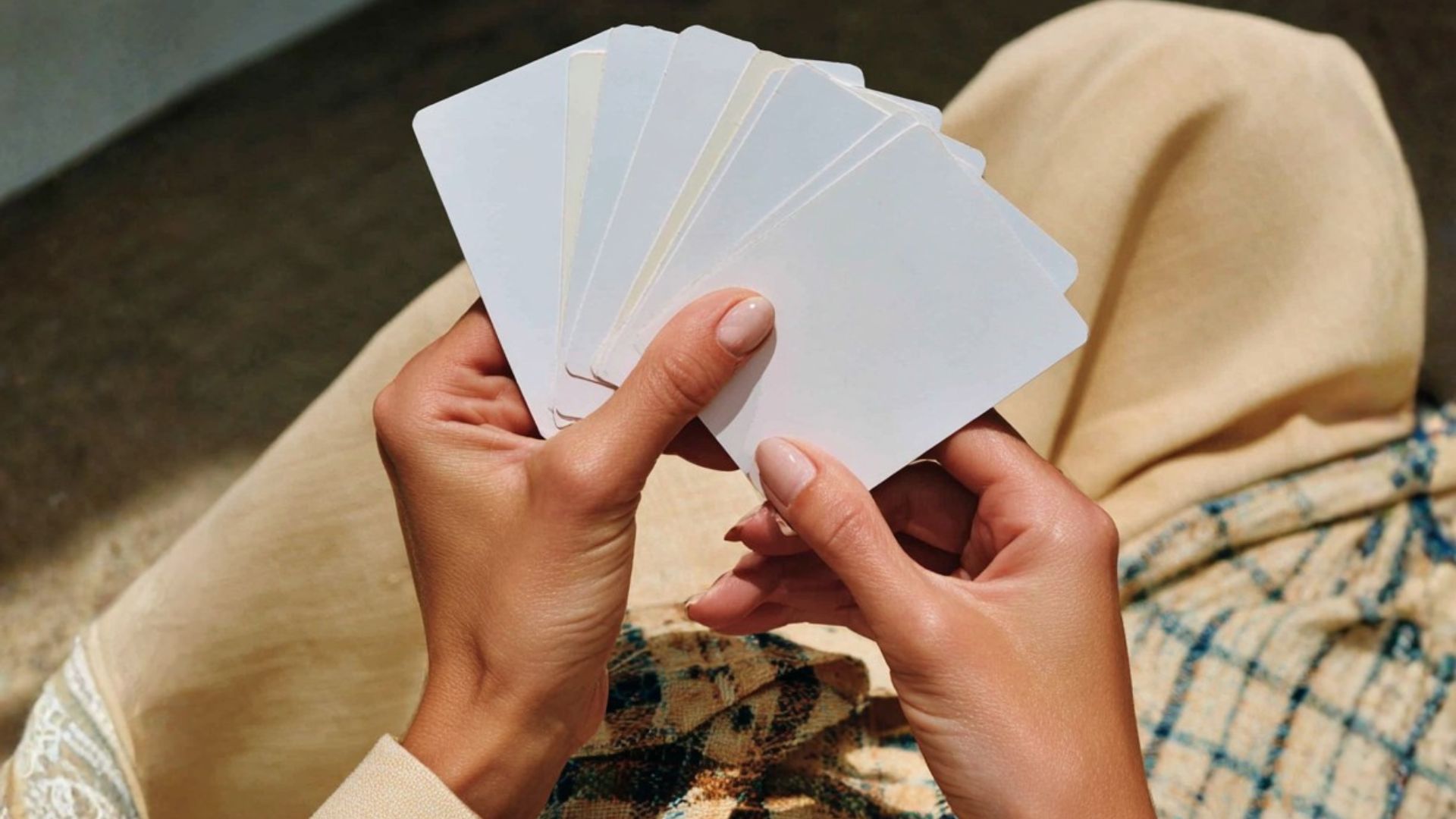 vanskelig fremtid porteføljen hånd med usynlige kort